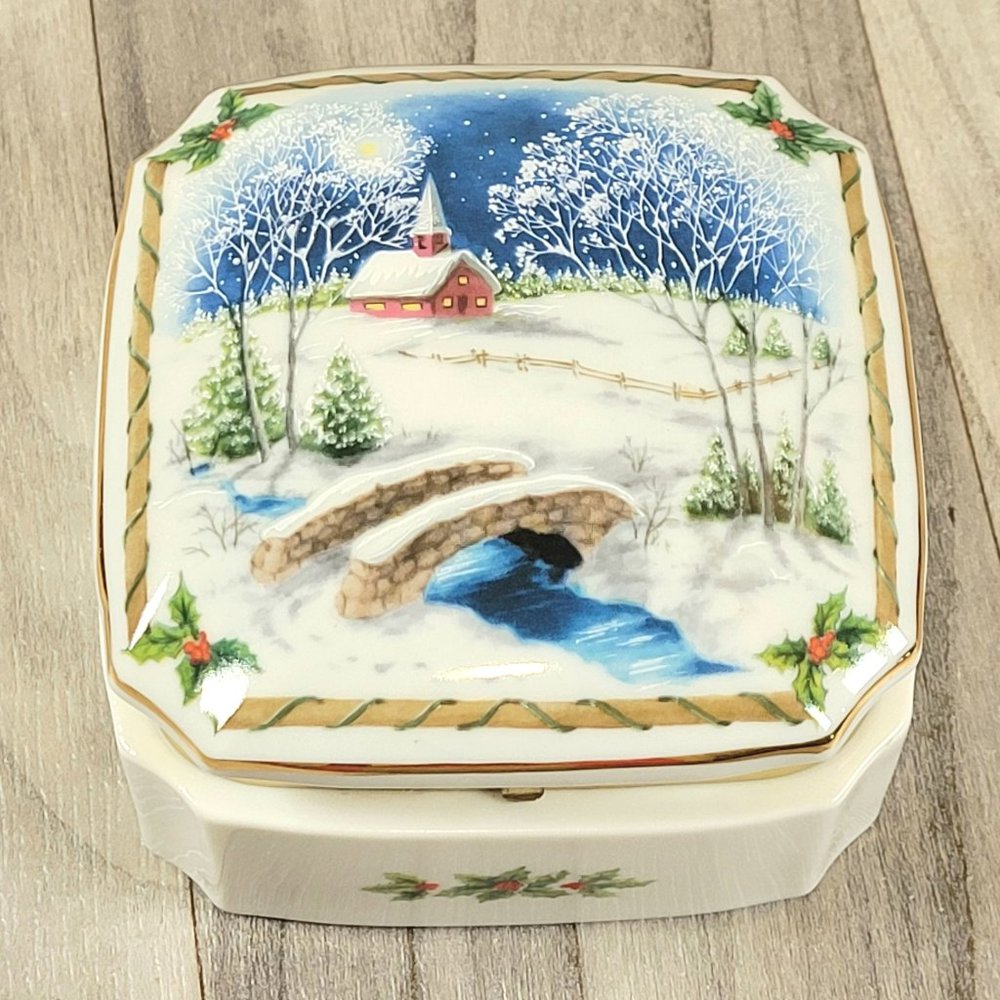 Heritage House Melodies of Christmas Trinket / Music Box Silent Night